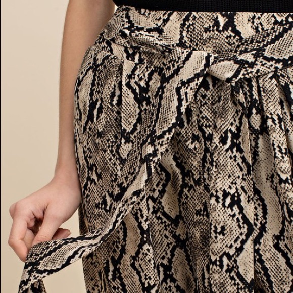 HIGH WAIST ANIMAL PRINTED PANTS WITH POCKETS AND WAIST BELT TIE - Picture 3 of 5